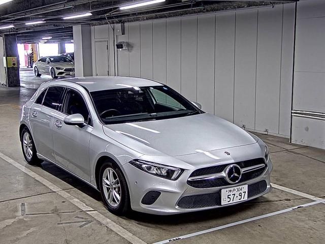 320 Mercedes benz A class 177084 2018 г. (ZIP Osaka)